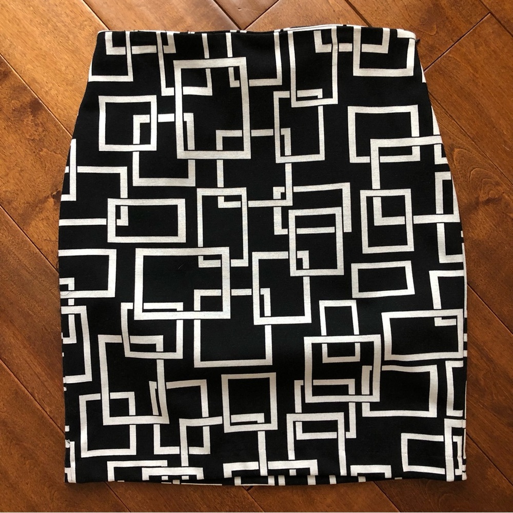 Adrienne Vittadini black and white knit geometric print skirt